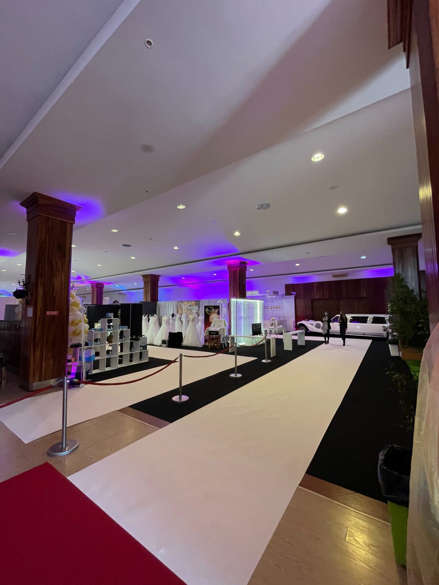 Sala principal de lado, com os seus pilares de pedra e iluminação de palco