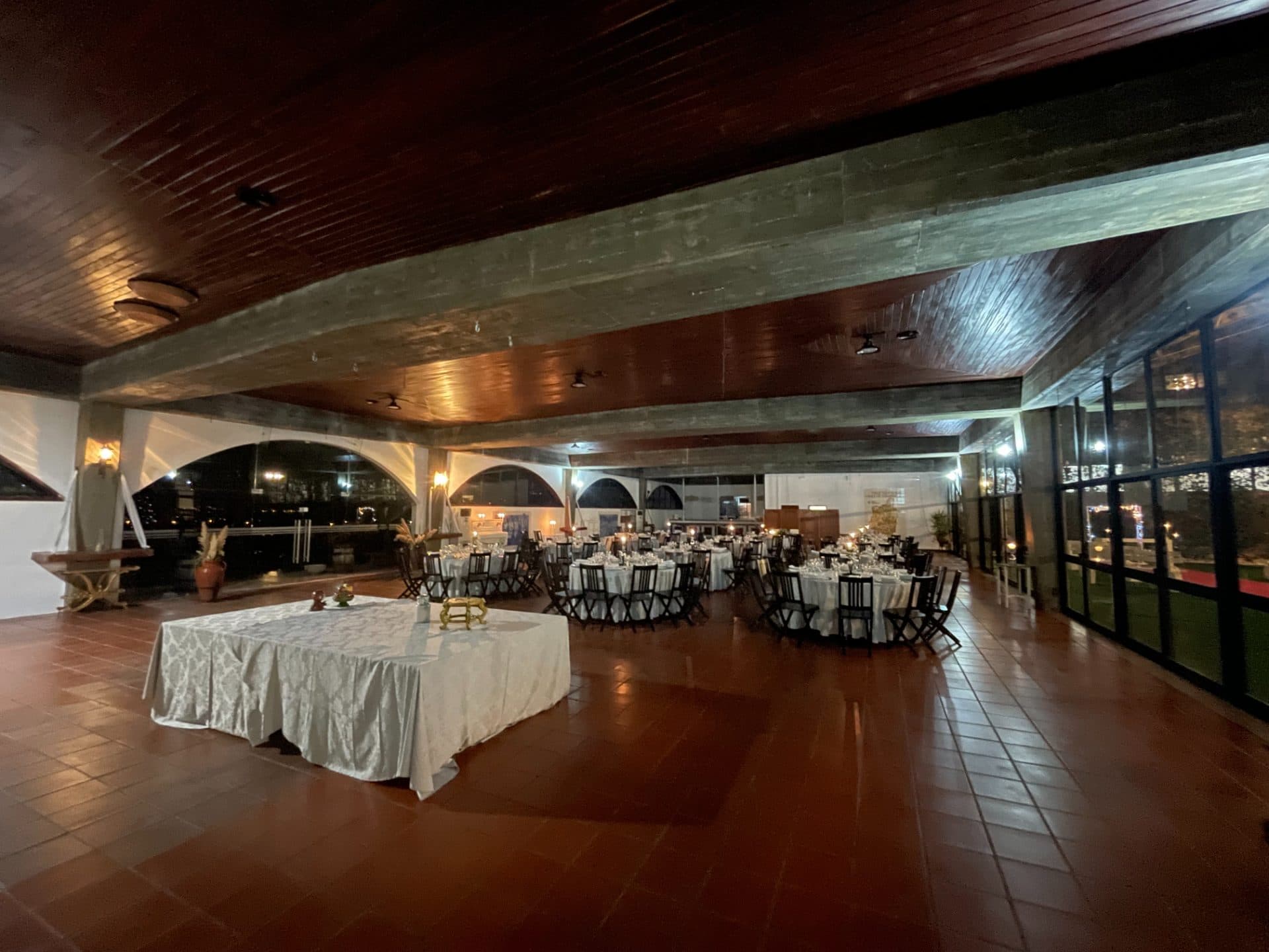 Pormenor da sala em madeira, mesas preparadas para jogo